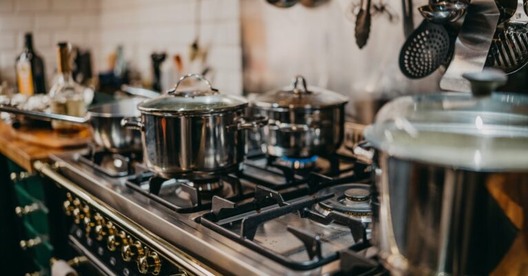 Linea Caldo: guida alla scelta delle attrezzature indispensabili per la cucina professionale