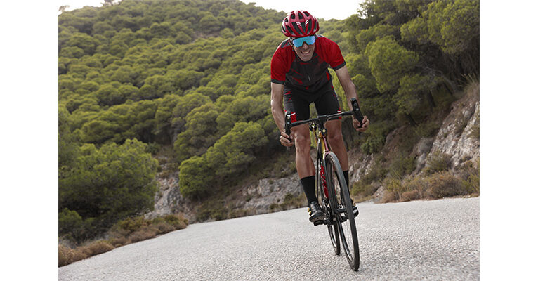 Caschi sportivi: sono tutti uguali? Le differenze tra ciclismo, sci, arrampicata e altri sport